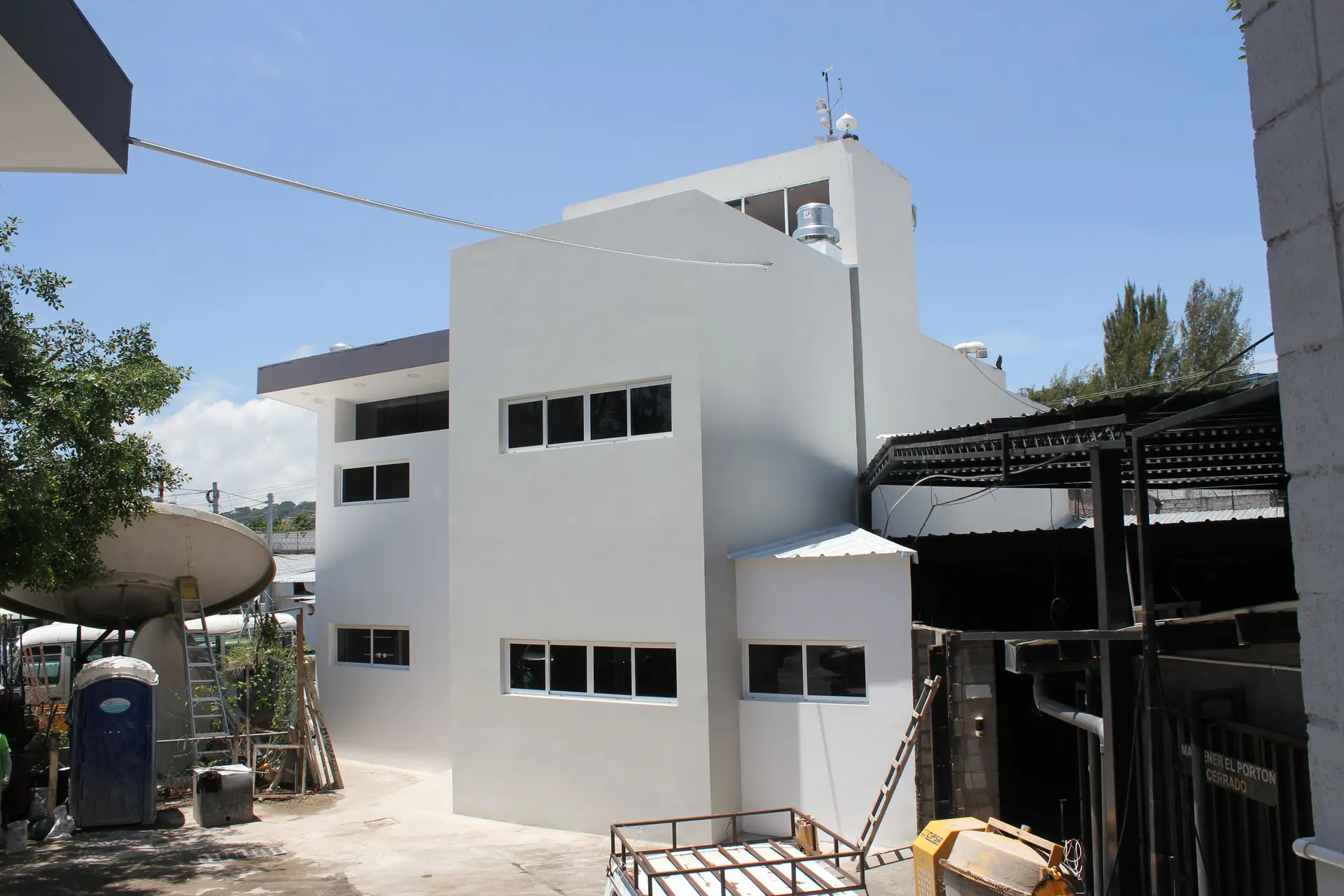 Edificación con acabados impermeabilizados por Hunayco