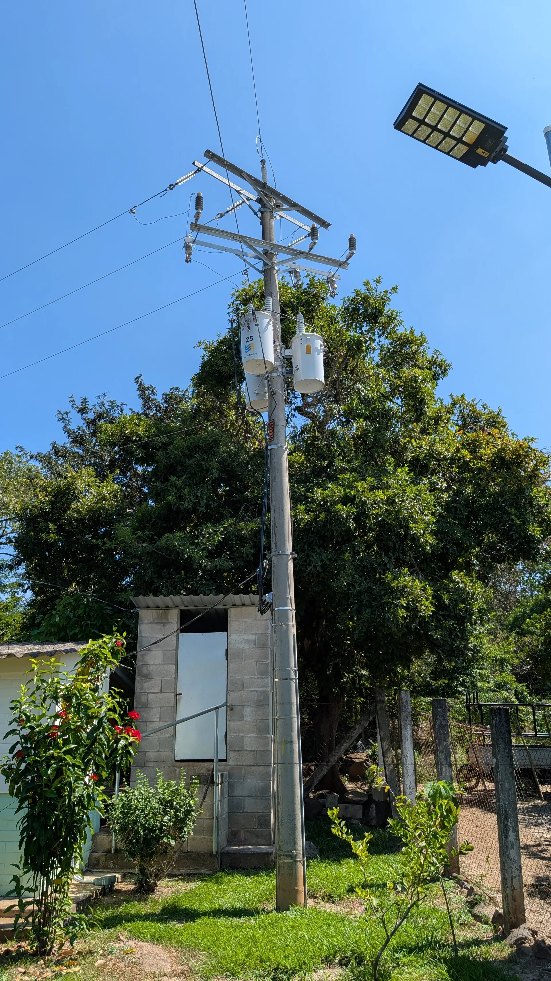 Transformador instalado en poste de distribución eléctrica
