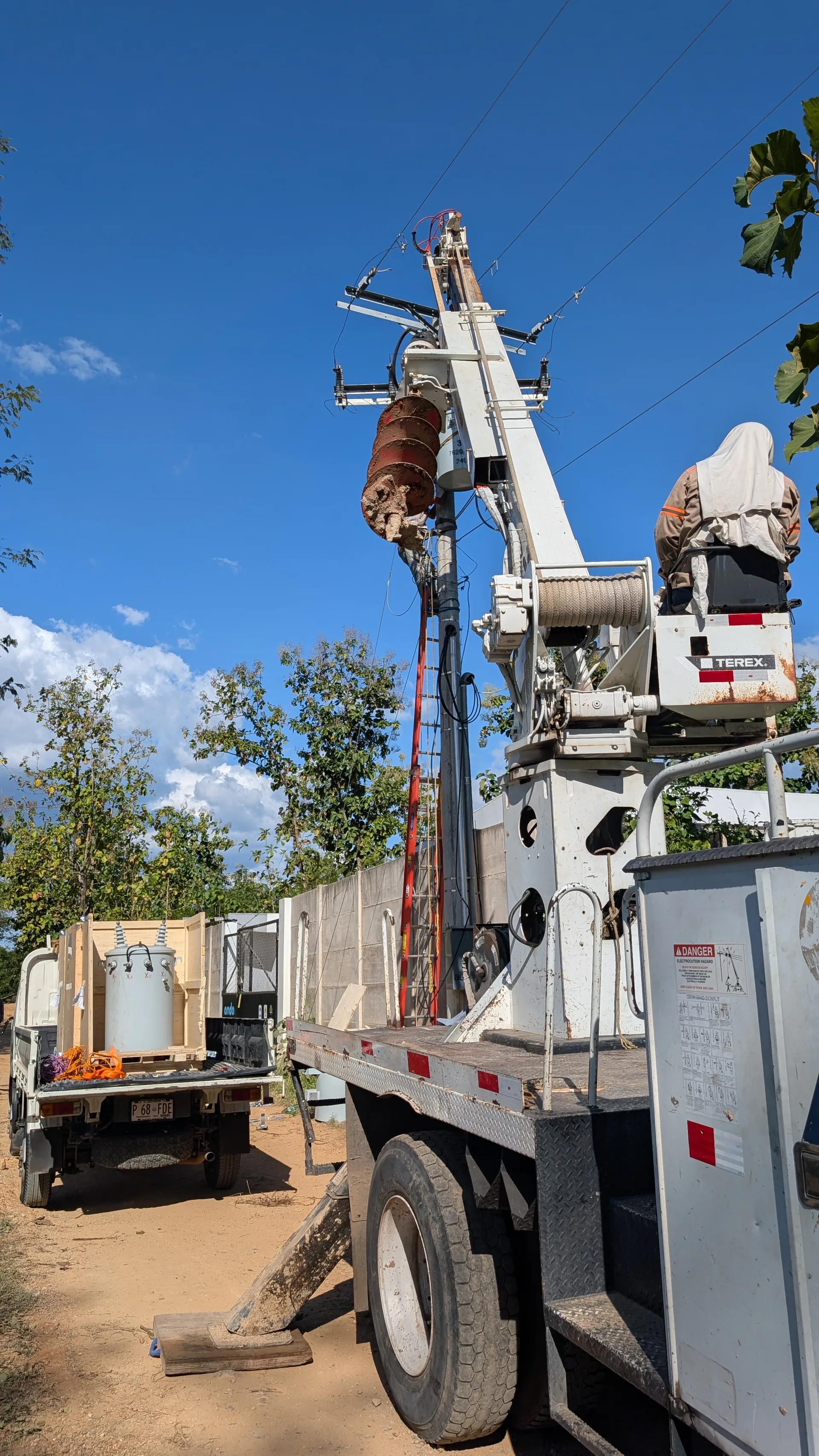 Transformador eléctrico instalado en poste por Hunayco
