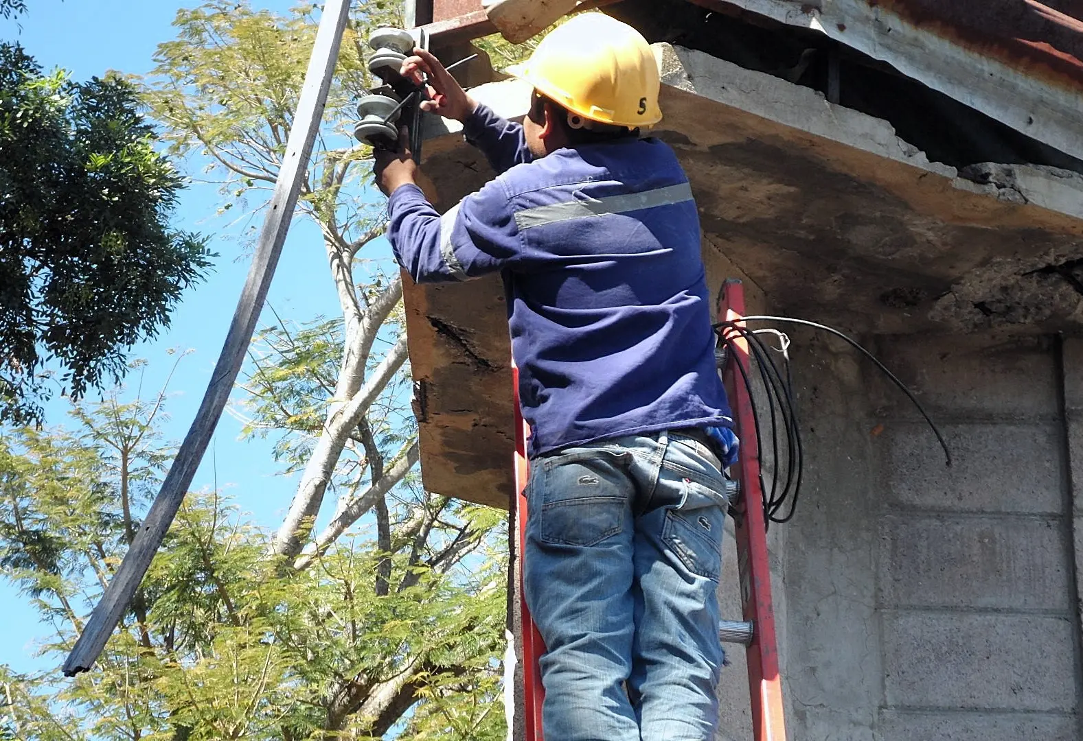Mantenimiento de instalación eléctrica ejecutado por Hunayco