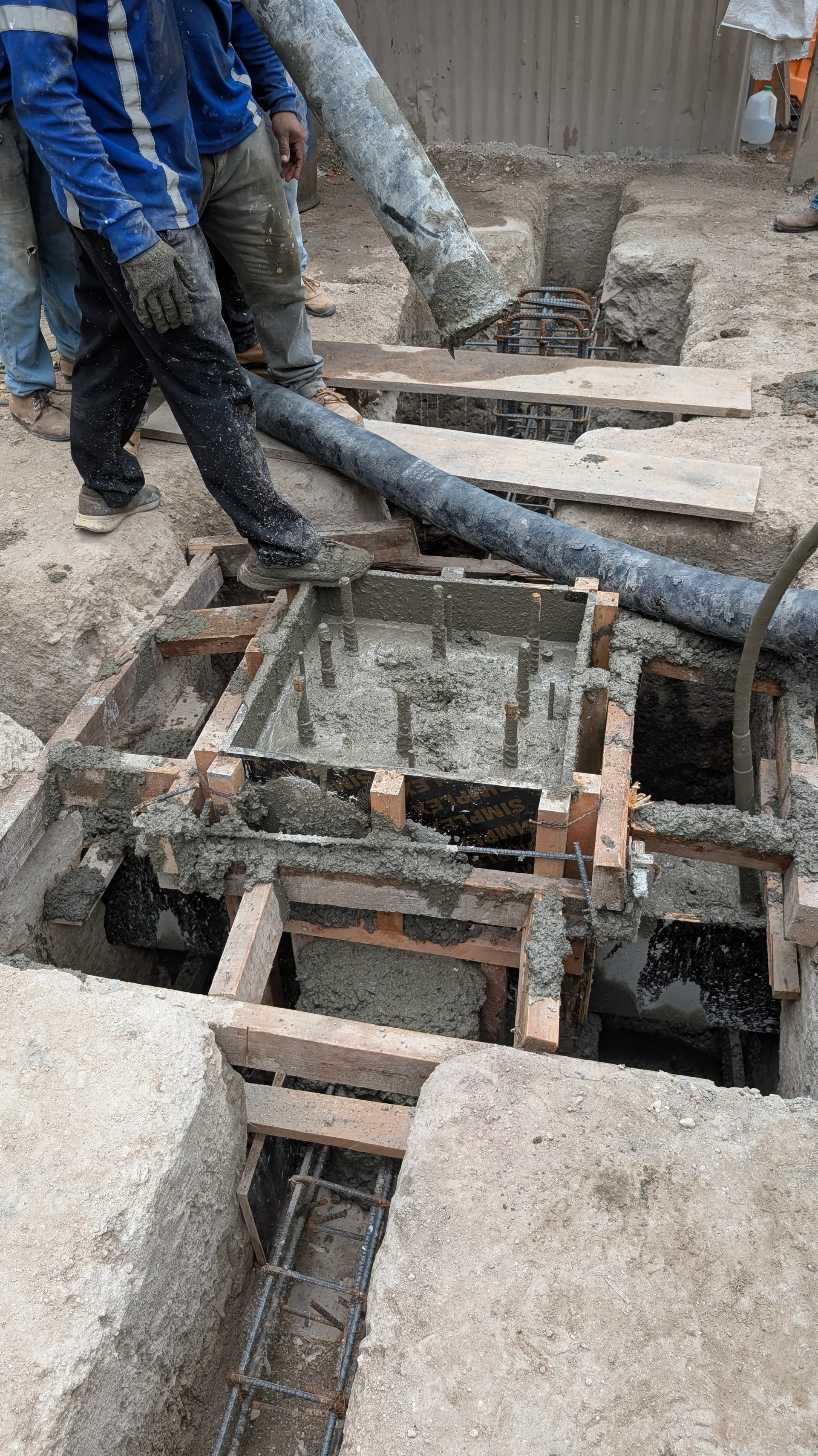 Equipo de Hunayco realizando un colado de concreto