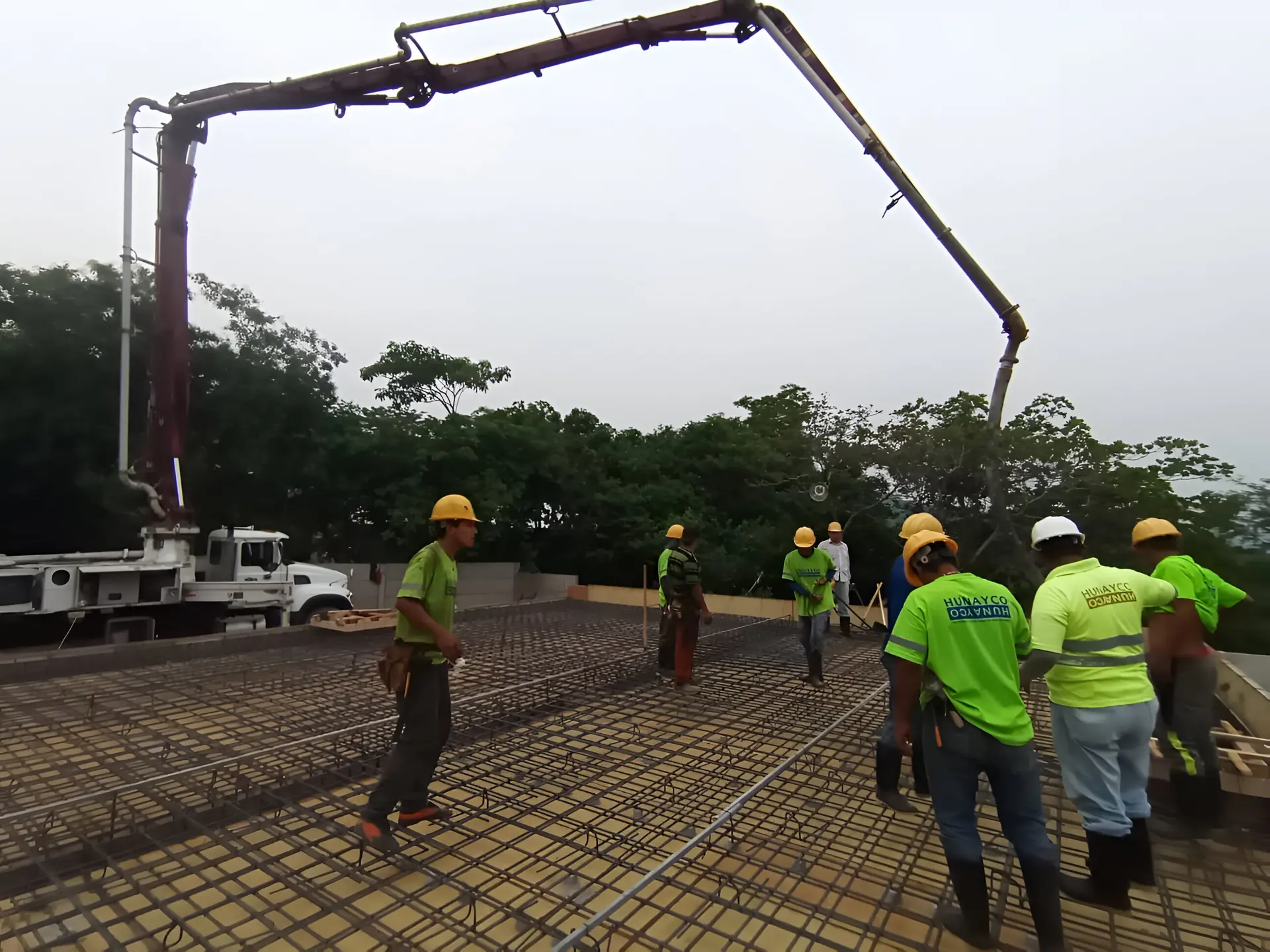 Equipo de Hunayco trabajando con bomba de concreto en un proyecto de construcción