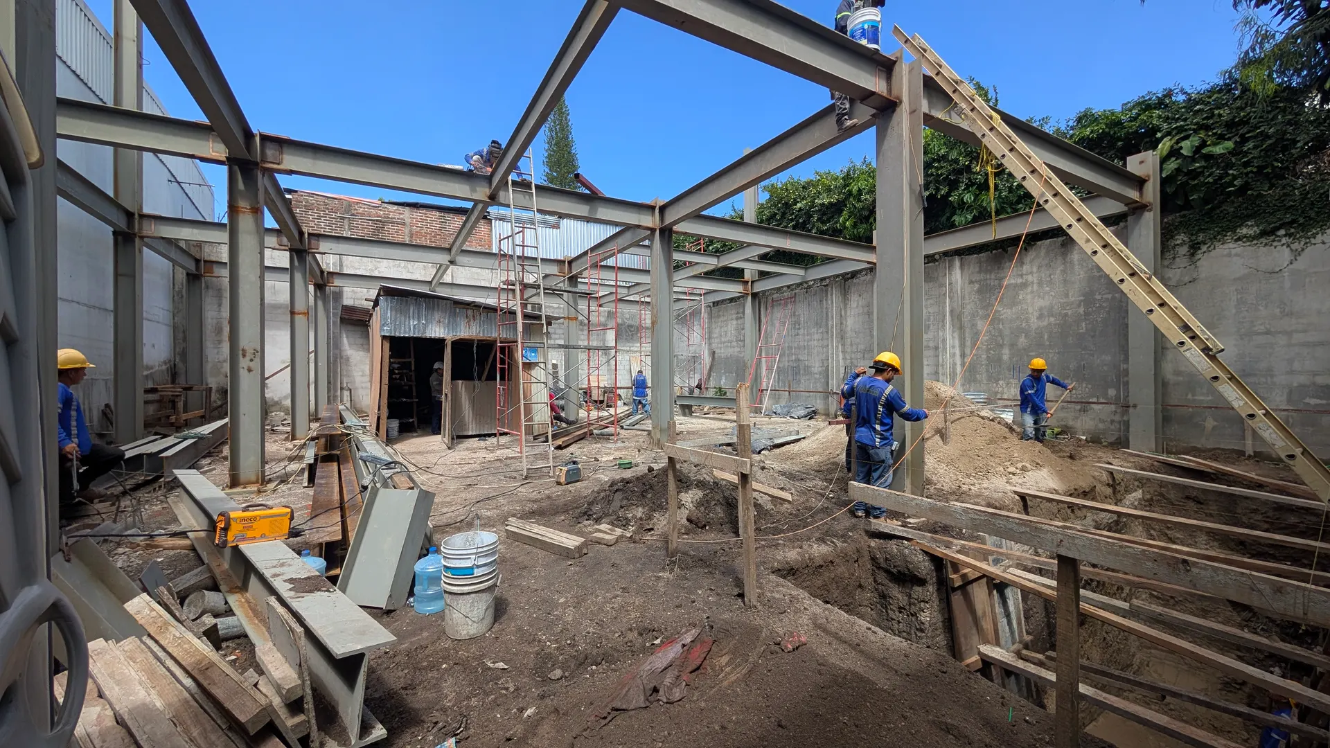 Estructura metálica levantada por el equipo de Hunayco