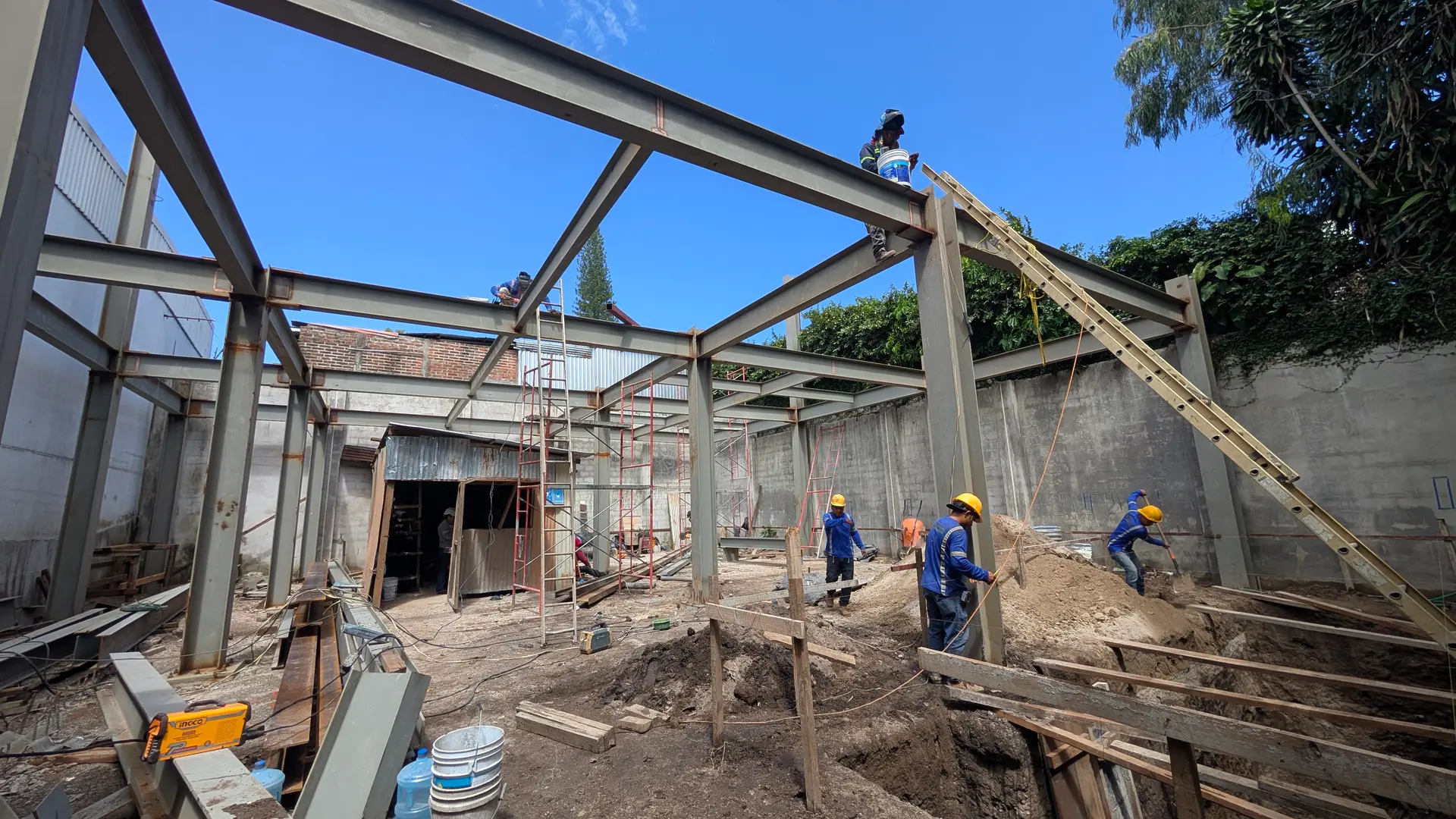 Estructura metálica levantada por el equipo de Hunayco