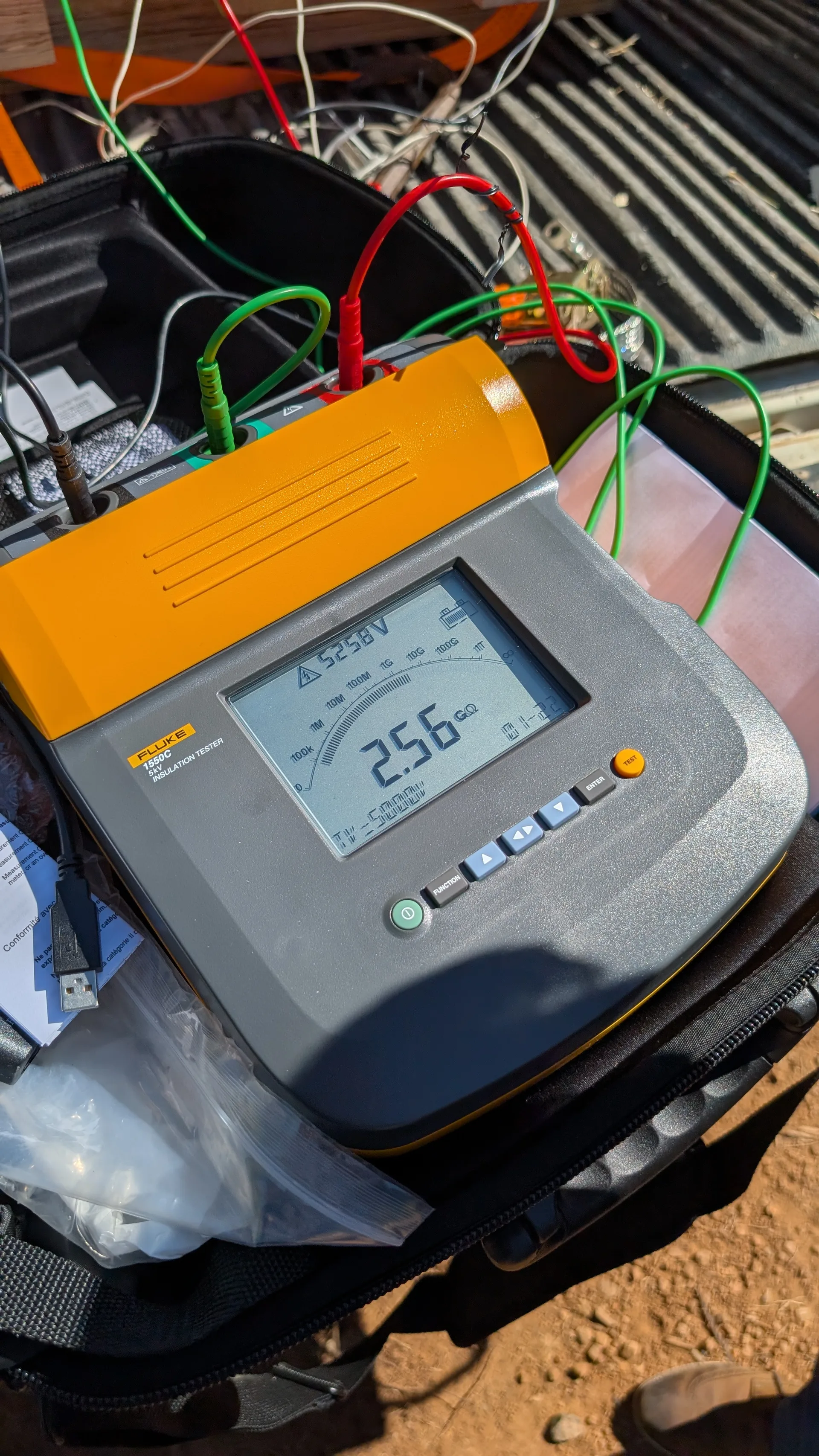 Medidor de resistencia de aislamiento Fluke 1550C durante una prueba de auditoría energética