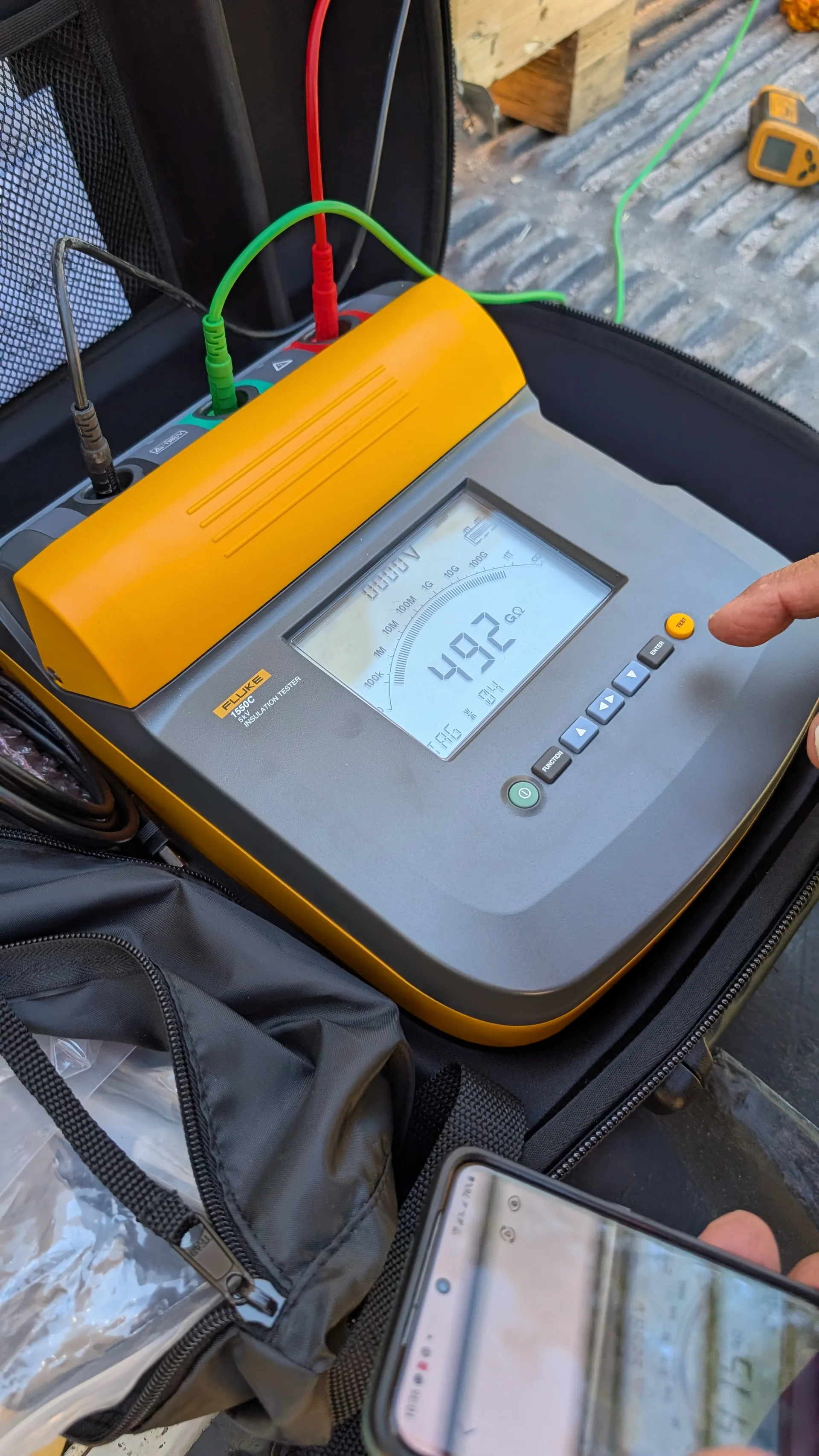 Técnico de Hunayco realizando una prueba de aislamiento con el equipo Fluke 1550C durante una auditoría energética